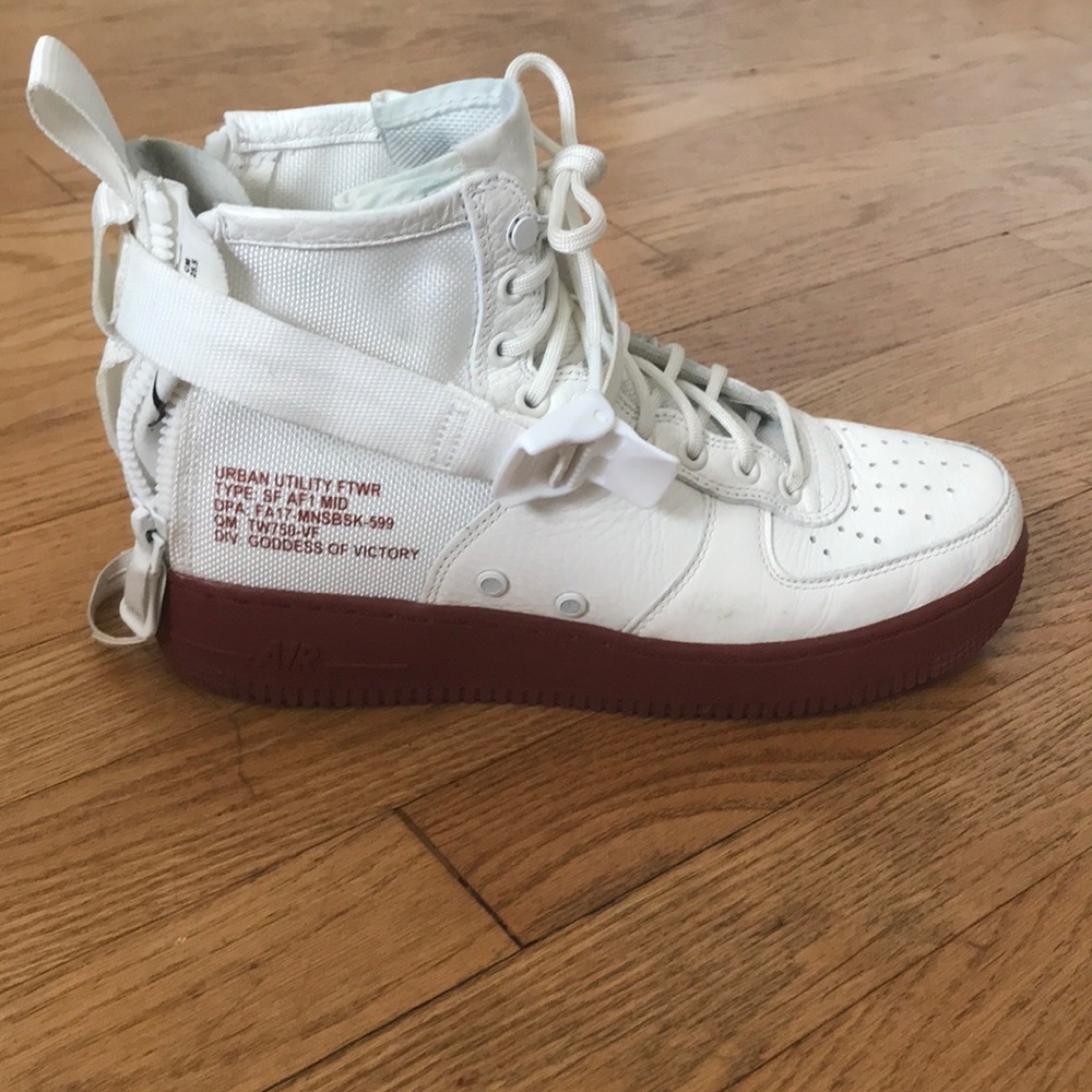 Nike SF AF1 MID IVORY MARS STONE. SIZE 8